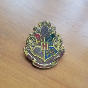 Harry Potter Hogwarts School Crest Pin